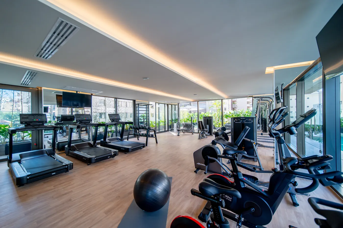 Fitness no pavimento de lazer