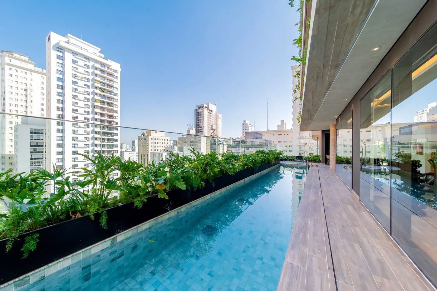 Piscina climatizada com raia e vista para o skyline